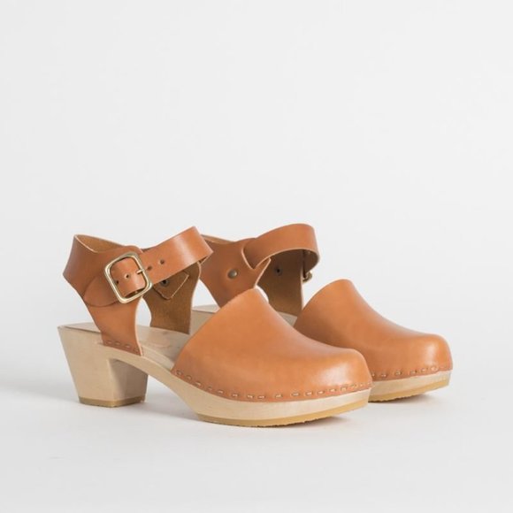 Bryr Shoes - Bryr Clogs – Rare sold out mid-heel Emma closed toe in Whiskey